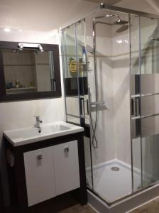 Photo #6 of Hauts de Portissol 50 m2 terrasse 12 m2 Vue mer in Sanary sur Mer, France