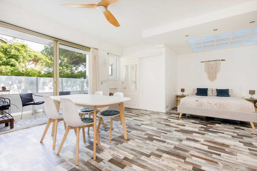 Photo of Grand Studio neuf face port et plage, parking privé in Vallauris, France