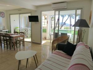 Photo #5 of Grand T2 vue mer calme climatisé 500 m village et plage parking gratuit in Sanary sur Mer, France