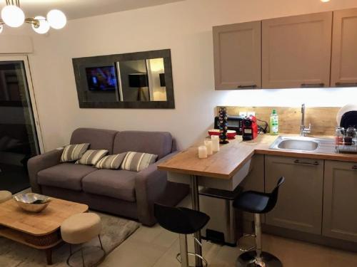 Photo #3 of Moderne T2 avec garage ,très calme avec jardin privé et piscine, à 400m du centre ville et des plages, WIFI remise supplémentaire de 10 pourcent pour une location à la semaine in Cavalaire sur Mer, France