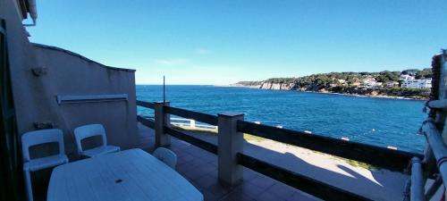 Photo #3 of Maison familiale vue et accès direct à la mer in Sanary sur Mer, France