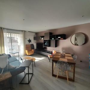 Photo #5 of Petit Paradis Hyper Centre Sanary 3 chambres Parking Clims Wifi Terrasse in Sanary sur Mer, France