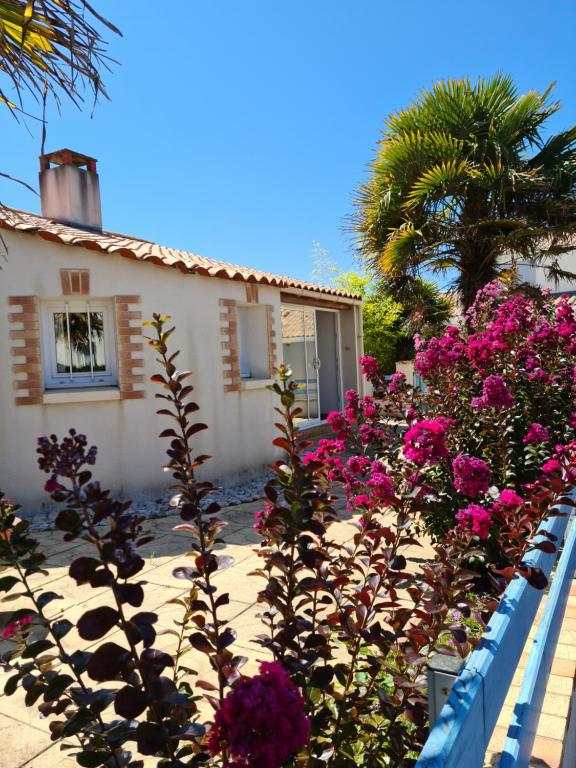 Photo #1 of La Maraichine, maison bord de mer, 3 chambres, jardin, piscine partagée du Domaine in Talmont Saint Hilaire, France