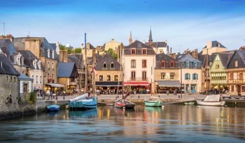 Photo #2 of Coup de Coeur sur le Port de ST GOUSTAN, Trés Bel Appartement avec Terrasse in Auray, France