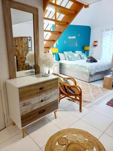 Photo #4 of Coup de Coeur sur le Port de ST GOUSTAN, Trés Bel Appartement avec Terrasse in Auray, France