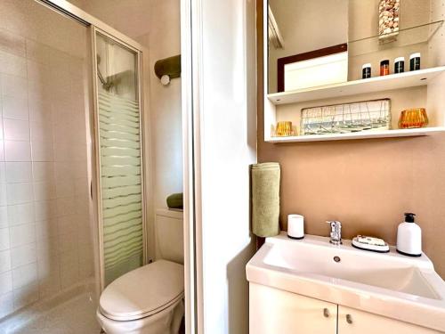 Photo #3 of Le Coin de Mer 2, Bord de mer, Plage 30m, Cosy, CLIM, Wifi, 4 personnes in Fos sur Mer, France