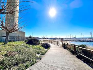 Photo #5 of Le Coin de Mer 2, Bord de mer, Plage 30m, Cosy, CLIM, Wifi, 4 personnes in Fos sur Mer, France