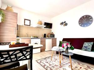 Photo #6 of Le Coin de Mer 2, Bord de mer, Plage 30m, Cosy, CLIM, Wifi, 4 personnes in Fos sur Mer, France
