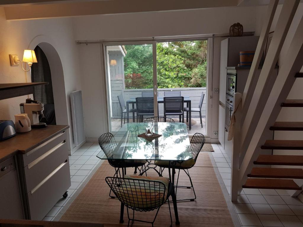 Photo #1 of A 100m de la plage, clim, Aperçu mer, wifi, 2 chambres, 2 salles de bains, 2WC in Saint Georges de Didonne, France