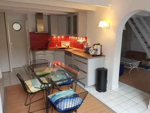 Photo #2 of A 100m de la plage, clim, Aperçu mer, wifi, 2 chambres, 2 salles de bains, 2WC in Saint Georges de Didonne, France