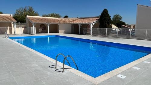 Photo #3 of Spacieuse et belle villa climatisée pour 9 couchages, Wifi, piscine commune, 250 m de la plage dans résidence LRMA6465 in Portiragnes, France