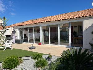 Photo #6 of Spacieuse et belle villa climatisée pour 9 couchages, Wifi, piscine commune, 250 m de la plage dans résidence LRMA6465 in Portiragnes, France