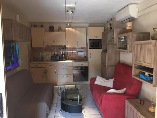 Photo #3 of CAVALAIRE vue MER au loin MAISONNETTE TOUT ÉQUIPÉE POUR 4 PERSONNES AVEC PISCINE CLIM WIFI VÉLOS TV BARBECUES in Cavalaire sur Mer, France