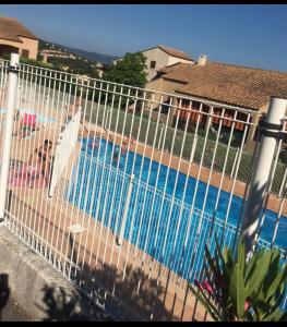 Photo #5 of CAVALAIRE vue MER au loin MAISONNETTE TOUT ÉQUIPÉE POUR 4 PERSONNES AVEC PISCINE CLIM WIFI VÉLOS TV BARBECUES in Cavalaire sur Mer, France