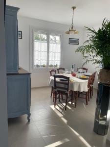 Photo #4 of "La Révillaise" Proche Mer, Grand Jardin Clos, 2 à 5 personnes-Adultes-Enfants- in Réville, France