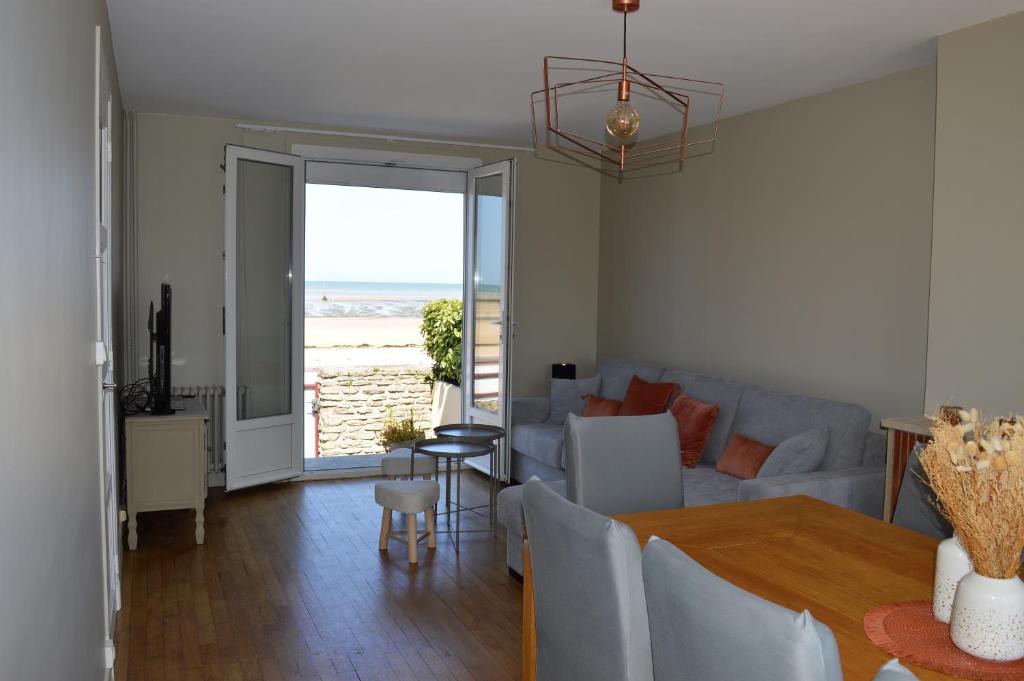 Photo #1 of L'Estran - maison sur la digue avec vue mer in Courseulles sur Mer, France