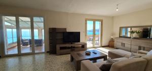 Photo #5 of Villa sur la Mer, 4 Chambres - 8 Personnes in Sanary sur Mer, France
