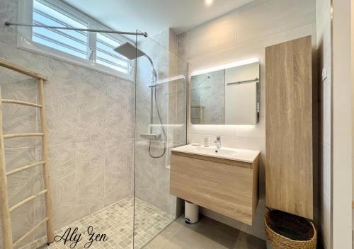 Photo #3 of Studio de charme - Aly'Zen - Magnifique vue mer, les pieds dans l'eau in Le Moule, Guadeloupe