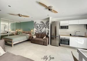 Photo #4 of Studio de charme - Aly'Zen - Magnifique vue mer, les pieds dans l'eau in Le Moule, Guadeloupe