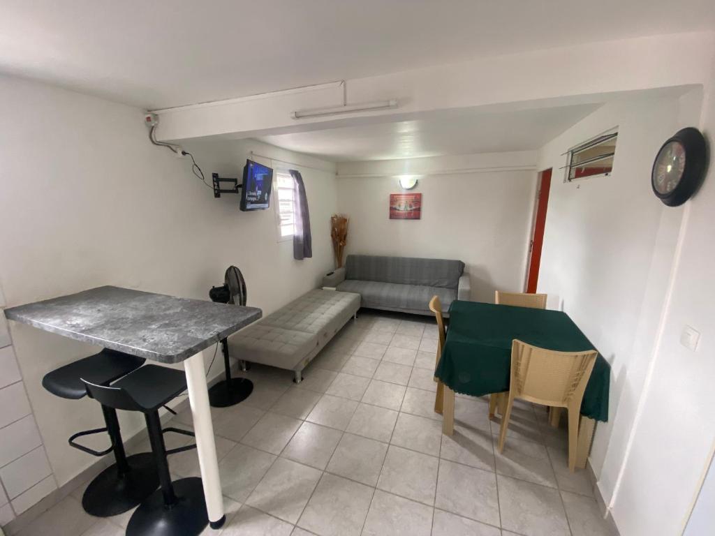 Photo of Logement de 40m2 avec terrasse, moderne et équipé in Petit Canal, Guadeloupe