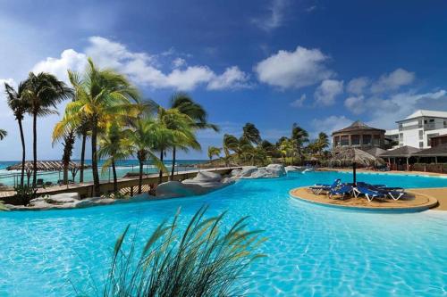 Photo #3 of Très bel appartement avec Vue Mer, Accès Direct à la Plage et Piscine surveillée in Saint François, Guadeloupe