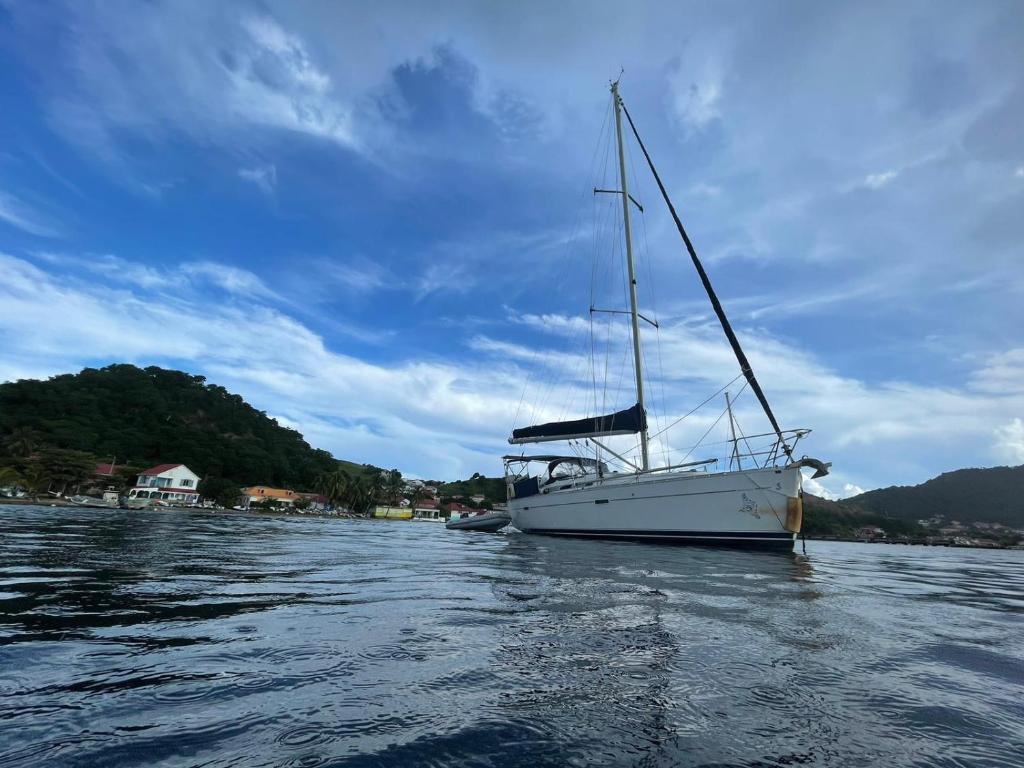 Photo #1 of Le Voilier dans la baie des Saintes in Terre de Haut, Guadeloupe