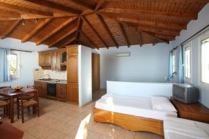 Photo #4 of Alexandros Seaside Family Apartments & Villas - Paradise, 7' from Petalidi in Petalidi, Greece