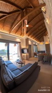 Photo #4 of Villa Vrachos luxury Living in Paralia, Greece
