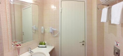 Photo #2 of Hotel London in Glifada, Greece