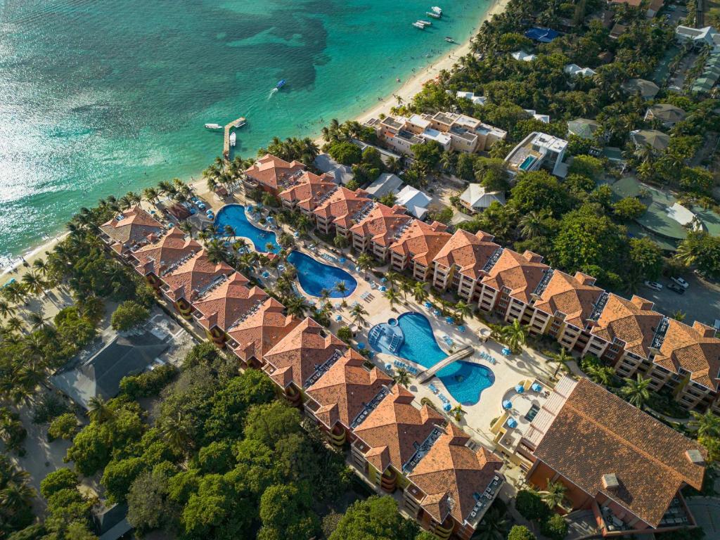 Photo of Infinity Bay Spa & Beach Resort in West Bay, Honduras