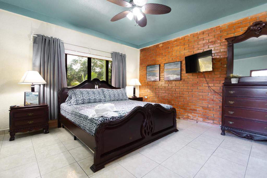Photo of Sea Eye Hotel - Tropical Building in Utila, Honduras