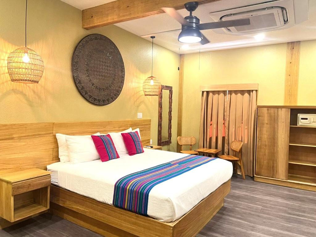 Photo of Mr. Tucan Hotel in West End, Honduras