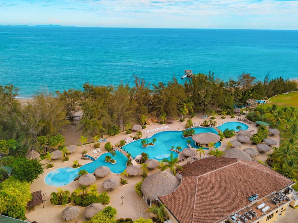 Photo of La Ensenada Beach Resort in Tela, Honduras