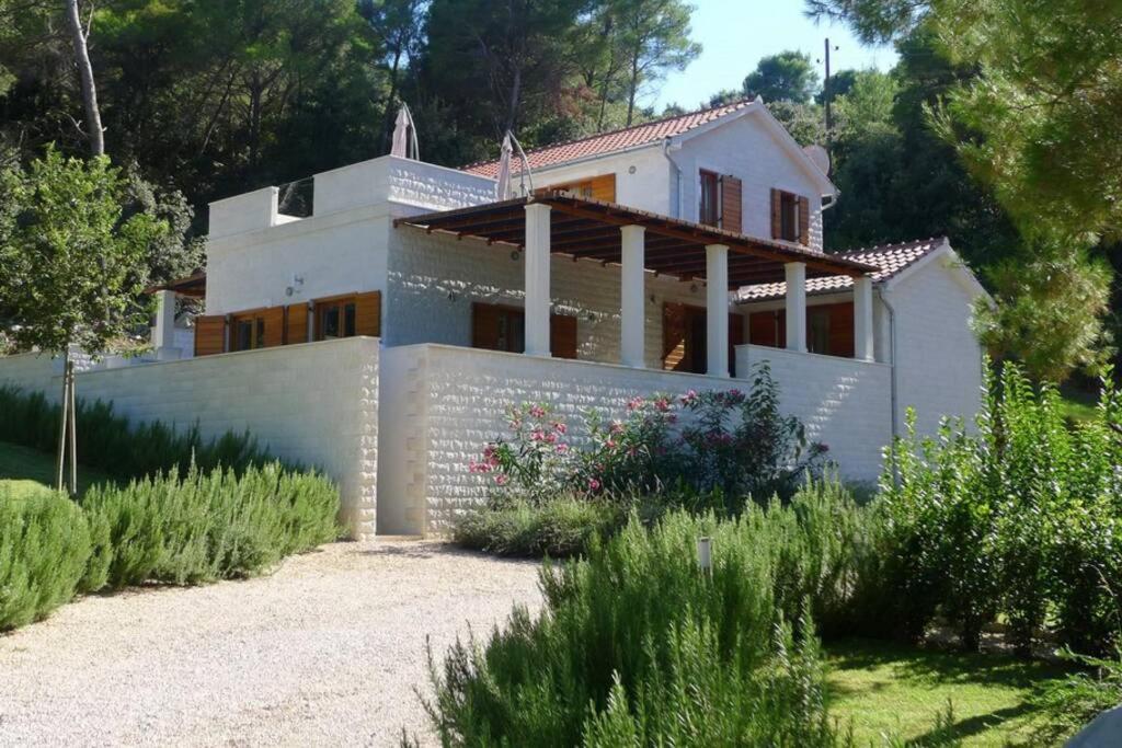 Photo of Private luxury Villa AZZURRO on Solta for up to 10 persons, free parking, very close to beach! FREE Kajak & Mountainbikes, GREAT living area & privacy! in Rogač, Croatia