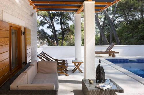 Photo #3 of Private luxury Villa AZZURRO on Solta for up to 10 persons, free parking, very close to beach! FREE Kajak & Mountainbikes, GREAT living area & privacy! in Rogač, Croatia