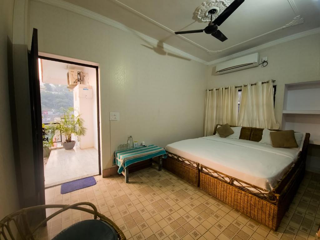 Photo of Karwaan by the Ganges in Rishikesh, India