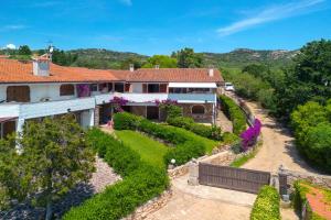 Photo #6 of Baia Dorata beach apartment in Porto Istana, Italy