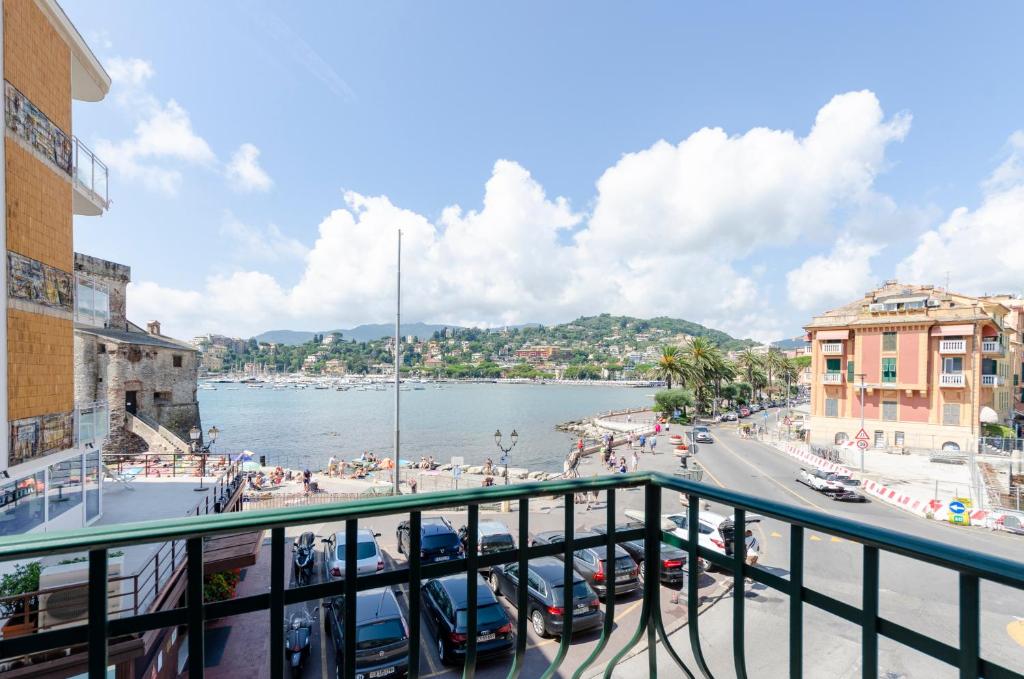 Photo #1 of ALLA CASA ROSA AL MARE- Centrale a di fronte al mare- Emozionante- Garage privato gratuito a 800 mt- aria condizionata-wifi in Genova, Italy