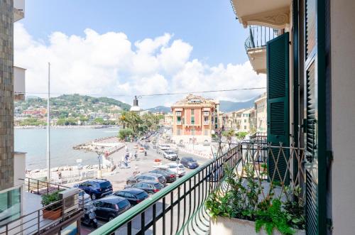 Photo #2 of ALLA CASA ROSA AL MARE- Centrale a di fronte al mare- Emozionante- Garage privato gratuito a 800 mt- aria condizionata-wifi in Genova, Italy