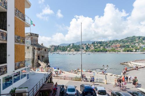 Photo #3 of ALLA CASA ROSA AL MARE- Centrale a di fronte al mare- Emozionante- Garage privato gratuito a 800 mt- aria condizionata-wifi in Genova, Italy