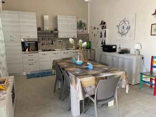 Photo #3 of Villa GLORIA intero alloggio sulla spiaggia 8 posti letto 15 minuti da Palermo e 35 da Cefalu in Casteldaccia, Italy