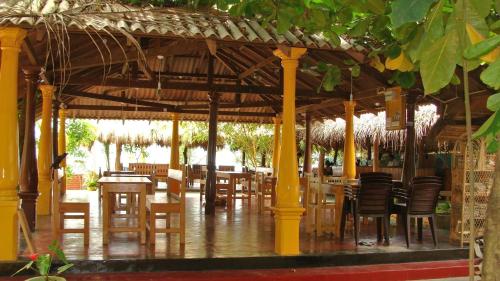 Photo #3 of Rupa's Hotel in அறுகம் குடா, Sri Lanka