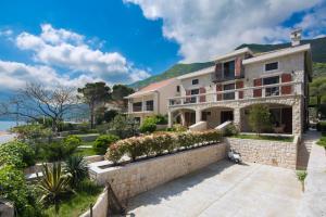 Photo #4 of Palazzo Banicevic Luxury Rooms in Prčanj, Montenegro