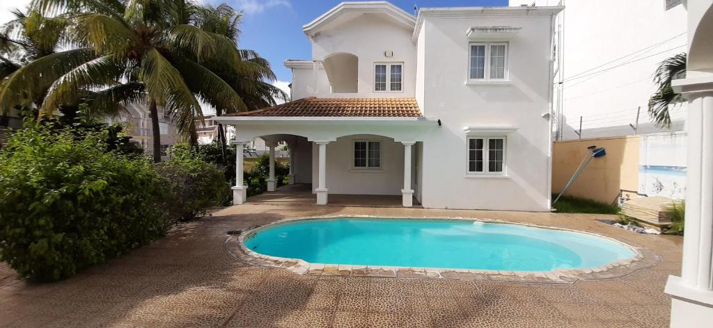 Photo of Villa Le rêve d'or à 150m de la plage in Flic en Flac, Mauritius