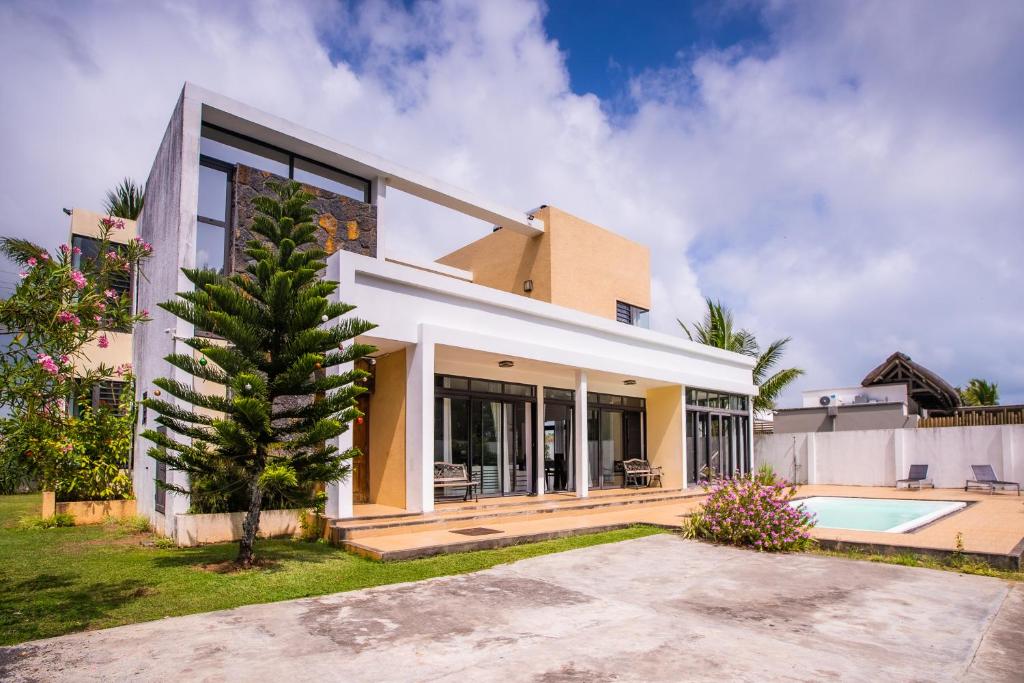Photo #1 of Villa Fitz: Sunlit Beach Getaway w/ Pool + WIFI in Trou d Eau Douce, Mauritius