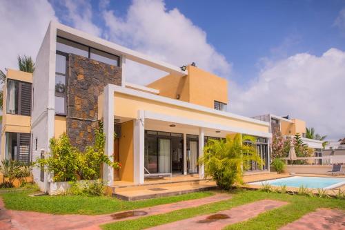 Photo #3 of Villa Simone: Sunlit Beach Getaway w/ Pool + WIFI in Flic en Flac, Mauritius