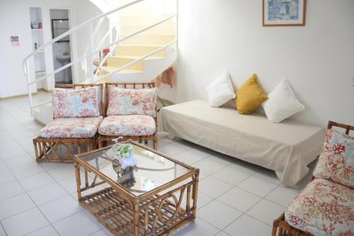 Photo #2 of Résidence Les Banians - Complexe privé en bord de mer avec piscine in Grand Gaube, Mauritius
