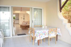 Photo #5 of Résidence Les Banians - Complexe privé en bord de mer avec piscine in Grand Gaube, Mauritius
