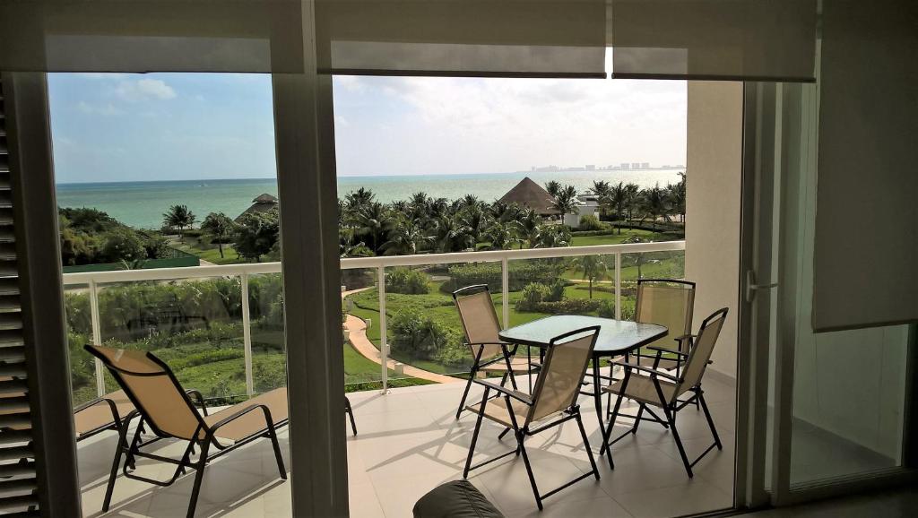 Photo #1 of Swim the Caribbean & Work with a View in Cancún, Mexico
