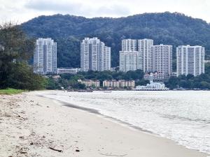 Photo #6 of 527 BeachHouse l 5 bedroom with swimming pool - 3min walk to the beach in Tanjung Bungah, Malaysia
